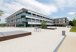 Außenaufnahme des Paul-Klee-Gymnasiums in Gersthofen. Man sieht ein großes Gebäude.