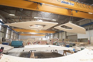 Mehrgeschossiger Holzbau bei ZÜBLIN Timber. Produktion LENO-Brettsperrholz Foto von LENO-Brettsperrholzelementen in der Produktionshalle von ZÜBLIN Timber.