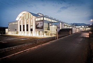 MEGA-Markt Stockach Foto des MEGA-Markts in Stockach. Nachtaufnahme des beleuchteten Gebäudes.