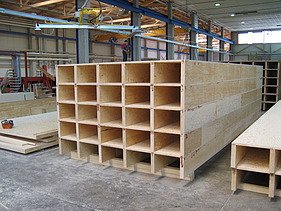 Foto von Kastenelemente in der Produktionshalle von ZÜBLIN Timber.