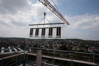 Foto von der Montage von Holzelementen auf der Baustelle CARL in Pforzheim.