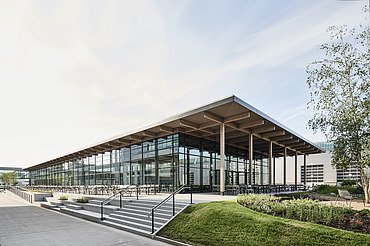 Mitarbeiterrestaurant Allendorf Außenaufnahme des Mitarbeiterrestaurants Viessmann in Allendorf: Zu sehen ist ein Gebäude mit vielen Glasflächen und Flachdach.