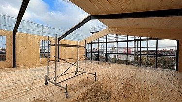 Photo of the assembly of the LENO cross-laminated timber elements. You can see large wooden elements.