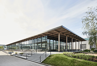 Außenaufnahme des Mitarbeiterrestaurants Viessmann in Allendorf: Zu sehen ist ein Gebäude mit vielen Glasflächen und Flachdach.