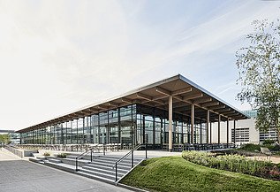 Mitarbeiterrestaurant Allendorf Außenaufnahme des Mitarbeiterrestaurants Viessmann in Allendorf: Zu sehen ist ein Gebäude mit vielen Glasflächen und Flachdach.