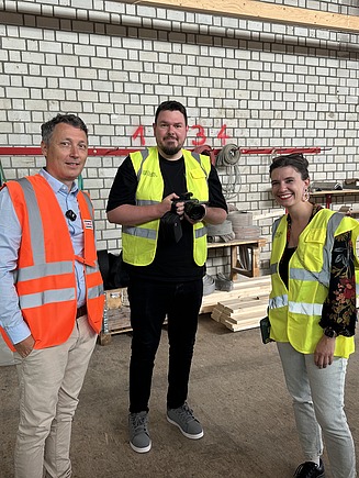 Drei Personen in der Fertigungshalle von ZÜBLIN Timber