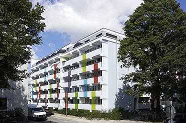 Extension Bodenehrstraße Munich Photo of a multi-storey building with a white and colorful façade.