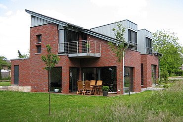 Apartment building Meerbusch Photo of a wooden house with clinker facade. LENO-BSP.