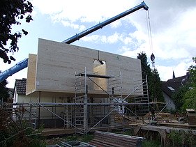 Photo of a timber house with flat roof during assembly. LENO-BSP.