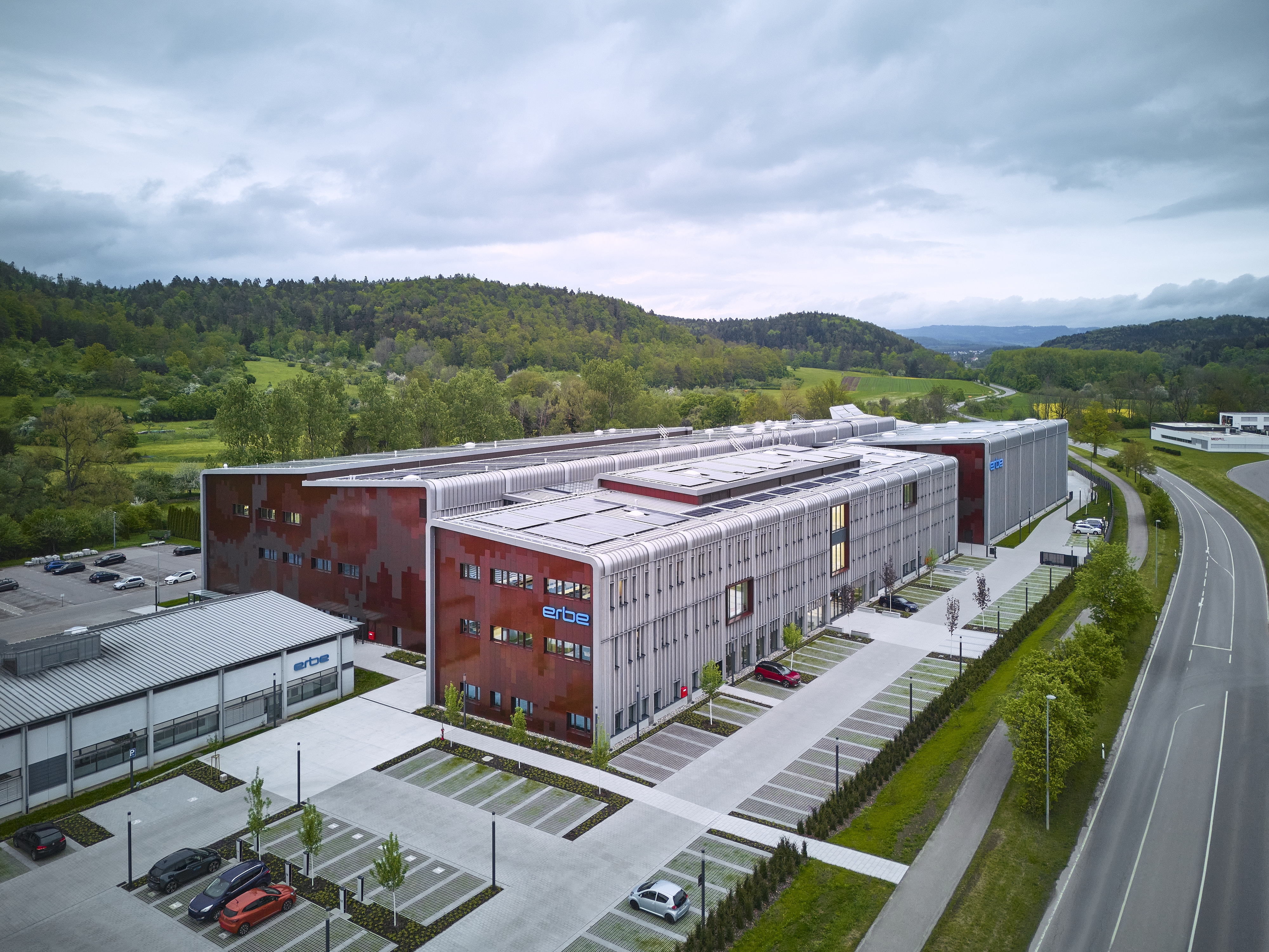 Foto des Hallenneubaus von außen. Erbe Elektromedizin in Rangendingen.