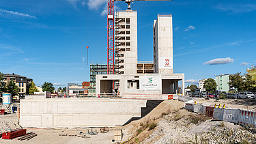 Photo of the assembly of the UmweltHaus in Nuremberg. You can see a wooden shell.