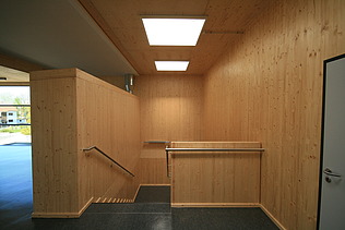 Foto eines Flurbereichs der Einhardschule Seligenstadt. Man sieht viele Holzoberflächen.