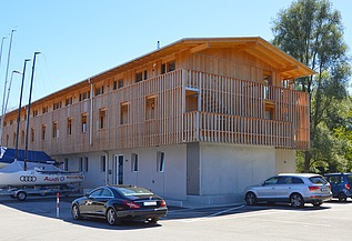 Foto des Yachtclub-Clubhauses in Prien am Chiemsee. Zu sehen ist ein moderner Holzbau.