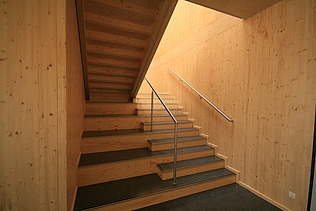 Foto eines Treppenaufganges aus Holz.