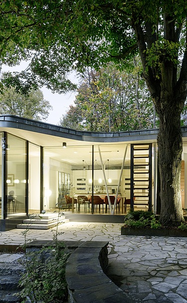 Foto eines modernen Bungalows mit LENO-BSP-Flachdach.