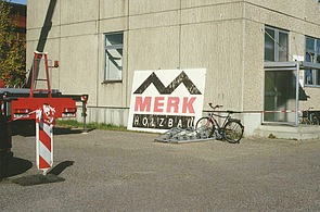 ZÜBLIN Timber Geschichte Foto eines alten Werbeschildes mit Aufschrift MERK HOLZBAU