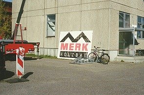 Foto eines alten Werbeschildes mit Aufschrift MERK HOLZBAU