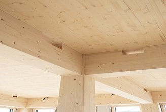 Foto einer Holzdecke von ZÜBLIN Timber.