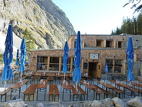 Foto der Höllentalangerhütte Grainau. Terrassenbereich.