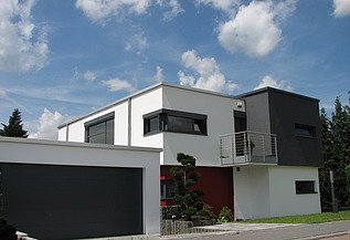 Wohnhaus Idstein Foto eines kubischen Wohnhauses aus Holz mit Putzfassade. LENO-BSP.