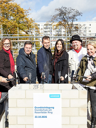 A topping-out ceremony was held together with representatives from the worlds of politics and business. 