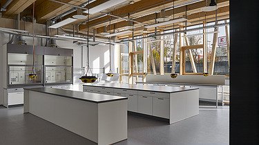 Foto eines Labor-Arbeitsraumes von JOWAT Haus der Technik.
