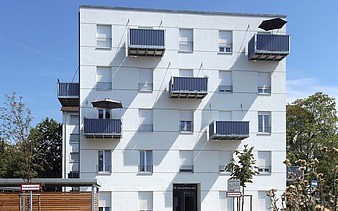 Photo of a white, multi-storey residential building. Residential park, Speyer-West