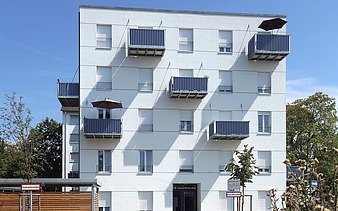 Photo of a white, multi-storey residential building. Residential park, Speyer-West