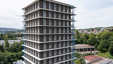 Foto des Holzgebäudes CARL in Pforzheim. Man sieht eine Außenaufnahme mit brauner Holzfassade.