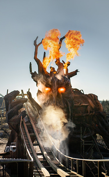 Colossos Holzachterbahn, Soltau Foto der Holzachterbahn Colossos im Heide Park Resort Soltau. Zu sehen ist feuerspeiender Holzdrache und ein Teil der Achterbahn.