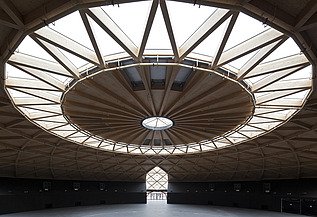 Las Arenas, Barcelona Foto der Las Arenas in Barcelona. Zu sehen ist die Holzkuppel mit Glaselementen von innen.