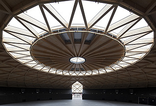 Photo of Las Arenas in Barcelona. The wooden dome with glass elements can be seen from the inside.