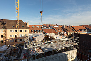 Außenaufnahme der Synagoge Regensburg während der Montage.