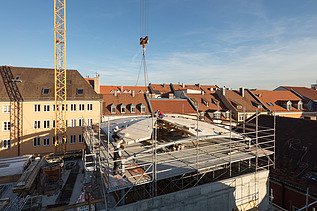 Exterior shot of the Regensburg synagogue during assembly.