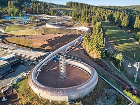 Foto einer Luftaufnahme einer Rodelbahn. Man sieht einen Ausschnitt davon