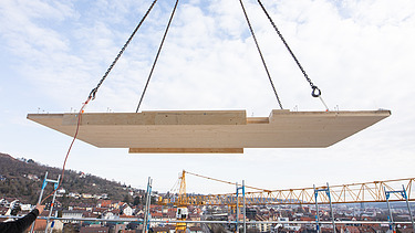 Foto von der Montage von Holzelementen auf der Baustelle CARL in Pforzheim.