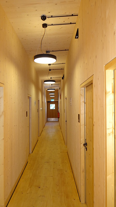 Photo of the Höllentalangerhütte Grainau. Corridor area with many LENO-BSP wooden walls and visible wooden surfaces.