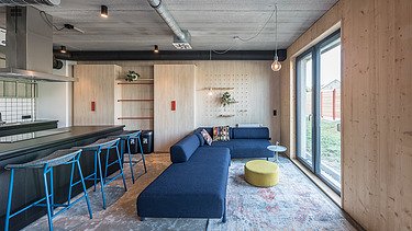 Photo of the student hall of residence in Golm. You can see a furnished common room.