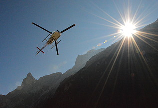 Foto einer Helikopter-Montage. LENO-BSP-Elemente für die Höllentalangerhütte Grainau.