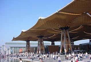 Photo of the EXPO roof in Hanover. Wooden roof construction.