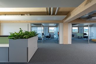 Foto eines Innenraumes des Bürogebäudes T3 von ZÜBLIN Timber in Aichach.