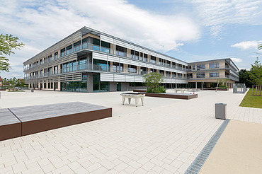 Paul-Klee-Gymnasium, Gersthofen Außenaufnahme des Paul-Klee-Gymnasiums in Gersthofen. Man sieht ein großes Gebäude.
