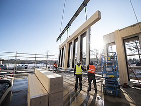 Foto eines Holzrahmenbauelements bei der Montage des T3 Büroneubaus von ZÜBLIN Timber in Aichach.