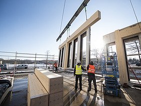 Photo of a timber frame construction element during the assembly of the new T3 office building from ZÜBLIN Timber in Aichach.