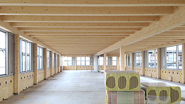 Photo of the Flexim Berlin shell from the inside. On display: Wood-concrete composite ceilings.