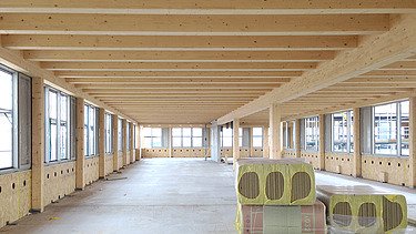 Photo of the Flexim Berlin shell from the inside. On display: Wood-concrete composite ceilings.