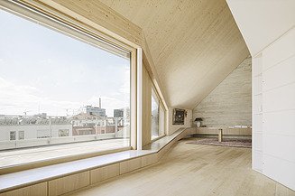 Additions, building in existing buildings. Rottmannstraße extension project Munich Photo of a modern interior with large windows and wooden surfaces