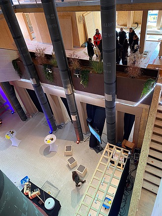 Aktuelles ZÜBLIN Timber Foto beim Richtfest Grünes Zentrum Landshut. Zu sehen ist das Atrium.