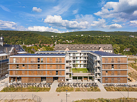 Foto des Collegium Academicums in Heidelberg. Man sieht ein Gebäude aus Holz.