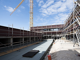 Außenaufnahme der Schule am Hang, Frankfurt. Baustellenimpression.
